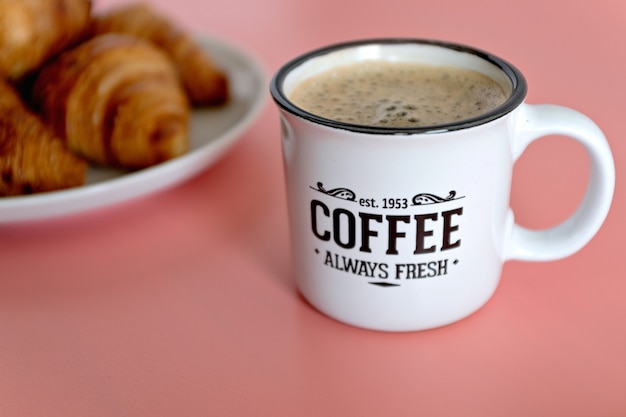 Foto gezond ontbijtconcept met de rode vruchten van de koffieyoghurt en croissant op roze lijst