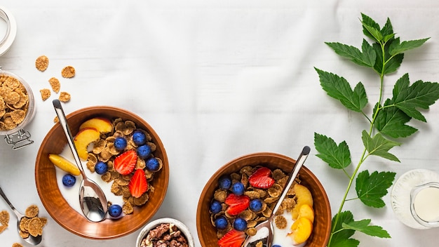 gezond ontbijtgranen met fruit op de zomertafel met een wit tafelkleed