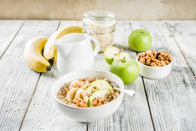 Gezond ontbijthavermeel met noten en fruit