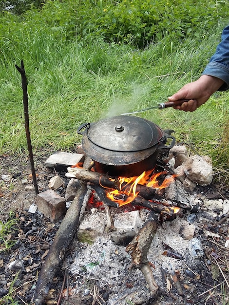 Gezond plantaardig voedsel Koken rood Voedsel gekookt op een vuur in de open lucht