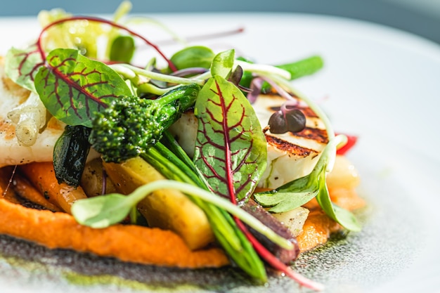 Gezond recept biologisch voedsel en vegetarisch salademenu in luxe restaurant warme groenten met chee...