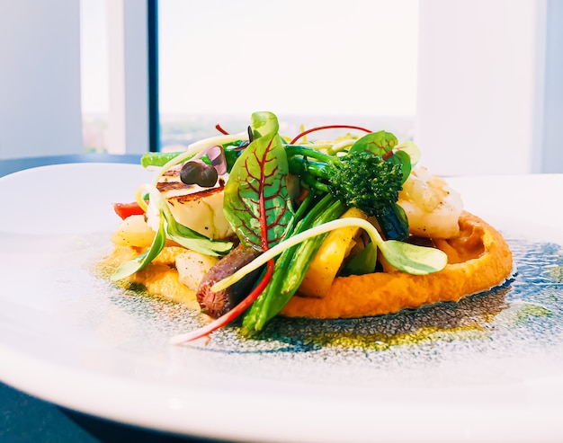 Gezond recept biologisch voedsel en vegetarisch salademenu in luxe restaurant warme groenten met chee...