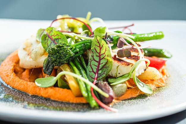 Gezond recept biologisch voedsel en vegetarisch salademenu in luxe restaurant warme groenten met chee...