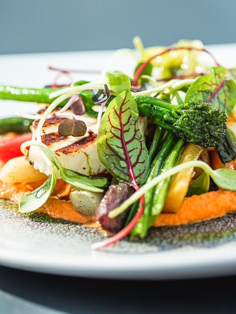 Gezond recept biologisch voedsel en vegetarisch salademenu in luxe restaurant warme groenten met chee...