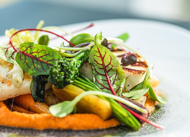 Foto gezond recept biologisch voedsel en vegetarisch salademenu in luxe restaurant warme groenten met chee...