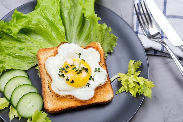 Gezond restaurantontbijt met koekenpaneieren met salade op witte hoogste mening als achtergrond