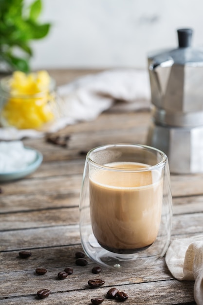 Gezond schoon eetconcept, keto, ketogeen dieet, ontbijttafel. Gebrouwen kogelvrije koffie met biologische kokosolie, gheeboter, koffiebonen. Gezellige café-sfeer