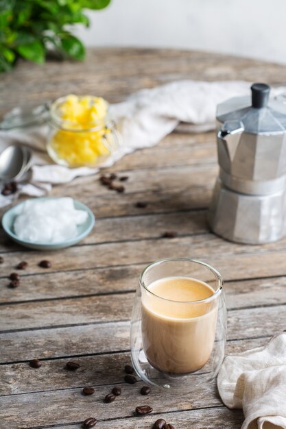 Gezond schoon eetconcept, keto, ketogeen dieet, ontbijttafel. Gebrouwen kogelvrije koffie met biologische kokosolie, gheeboter, koffiebonen. Gezellige café-sfeer