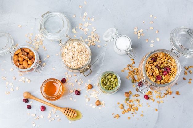 Gezond schoon eten, diëten en voeding, fitness, evenwichtige voeding, ontbijtconcept. Zelfgemaakte muesli muesli met ingrediënten op een tafel. Bovenaanzicht plat lag achtergrond