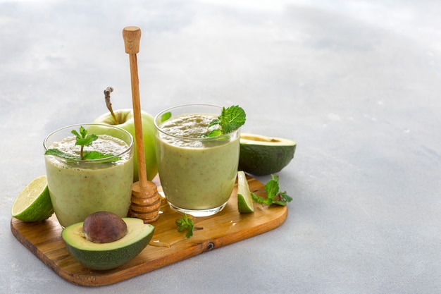 Gezond schoon eten, Fruit groene smoothie op een tafel