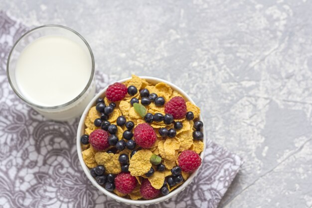 Gezond smakelijk ontbijt: kom met cornflakes.