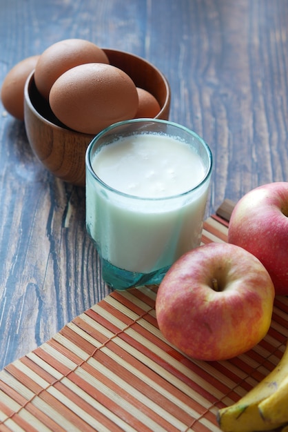 Gezond snackconcept met melkei en appel op tafel