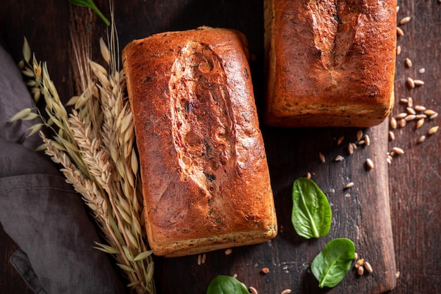 Gezond spinaziebrood gebakken in een thuisoven