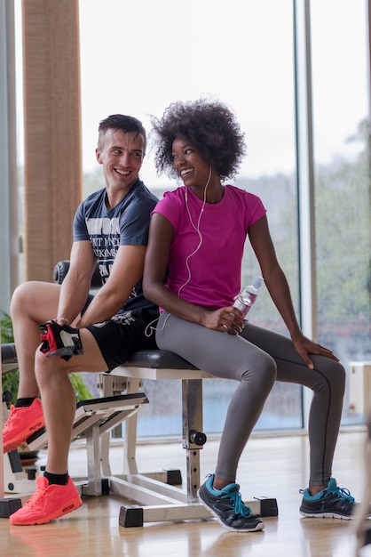 gezond stel heeft pauze bij crossfit gym Afro-Amerikaanse vrouw met afro-kapsel