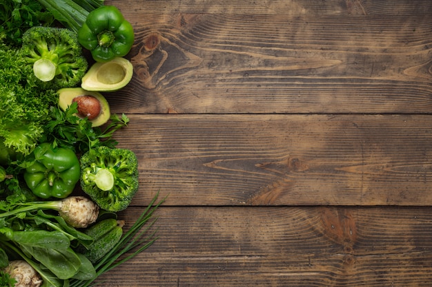 Gezond veganistisch en vegetarisch eten. Groene groenten Dieet eten concept