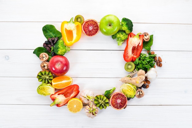 Gezond vegetarisch eten Sinaasappel citroen appel roos knoflook broccoli appel kiwi spinazie Bovenaanzicht vrije ruimte voor uw tekst