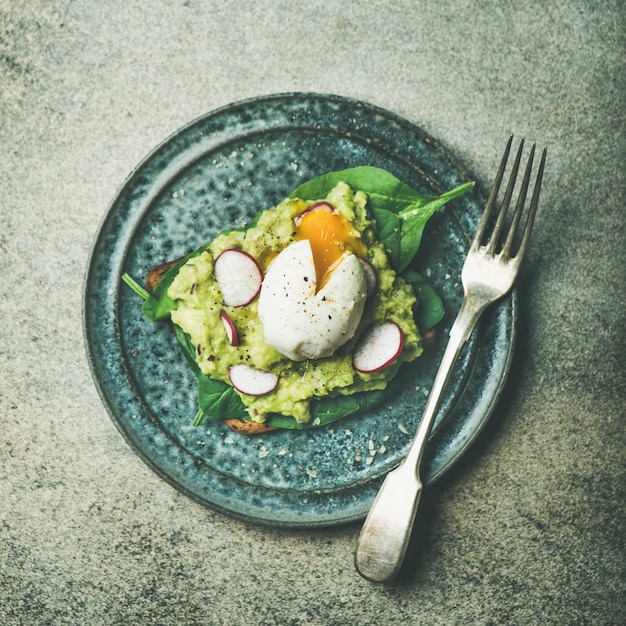 Foto gezond vegetarisch glutenvrij ontbijt avocado toast vierkant crop