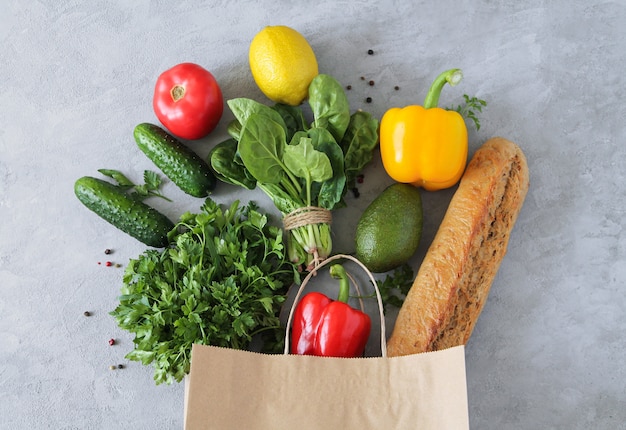Gezond vegetarisch veganistisch schoon voedsel in document zakgroenten en vruchten op steenachtergrond