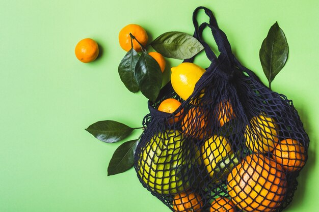 Gezond voedsel en nul afvalconcept. Set van citrus in mesh textiel tas.