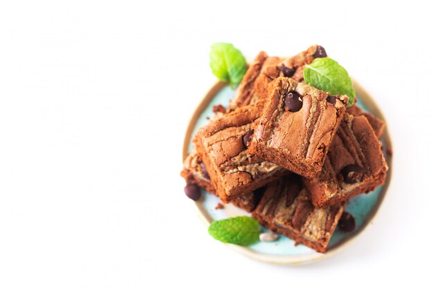 Gezond voedselconcept Eigengemaakte organische de zadenboter van de zachte toffeezoen die brownies op witte achtergrond wordt geïsoleerd