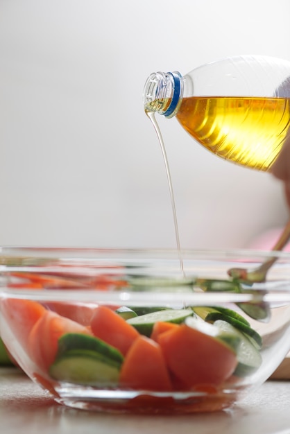 Gezond voedselconcept met olijfolie en groenten