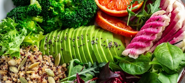 Foto gezond voedselconcept. veganistische salade met fruit, groente en zaden. detailopname