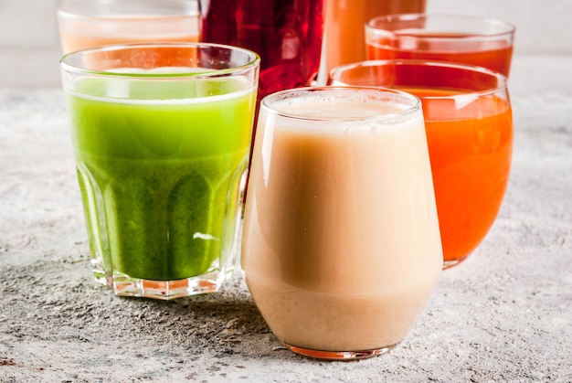 Gezond voedselconcept, verschillende fruit- en groentesappen Smoothies