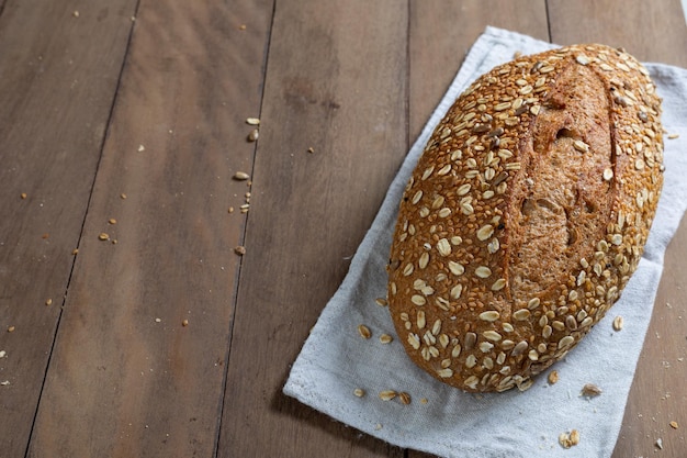 Gezond volkoren brood ambachtelijk op een houten tafel copy space