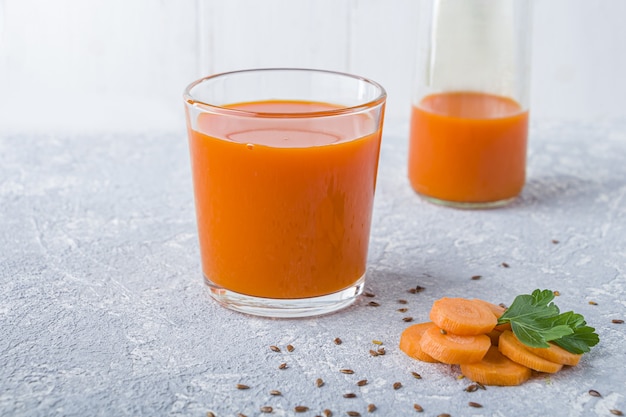 Gezond wortelsap in een glas op tafel