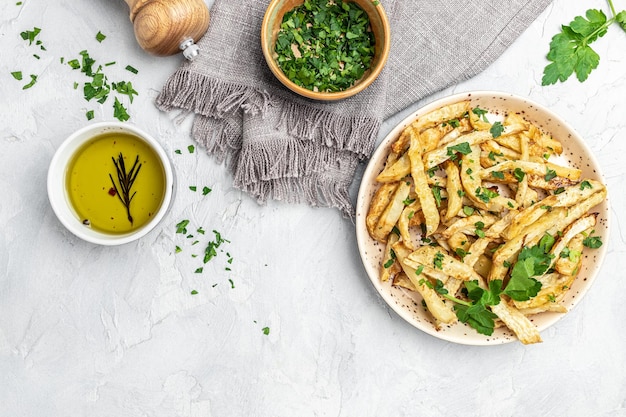 Gezond zelfgemaakt eten geroosterde pastinaak bijgerecht op bord heerlijk vegetarisch ontbijt of snack schoon eten dieet veganistisch voedsel concept bovenaanzicht