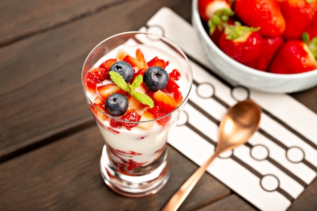 Gezond zoet dessert in glas met aardbeien