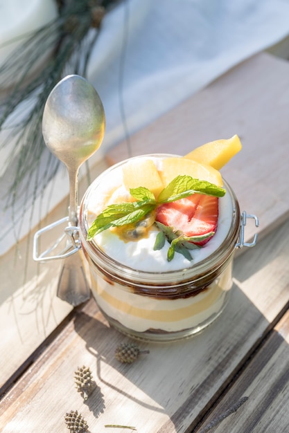 Foto gezond zoet yoghurtdessert met fruit in glazen pot