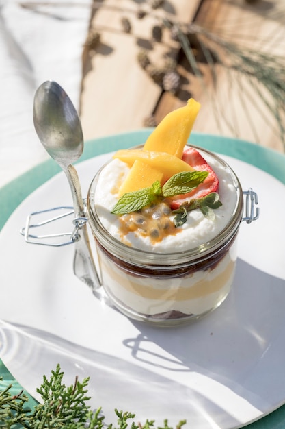 Foto gezond zoet yoghurtdessert met fruit in glazen pot