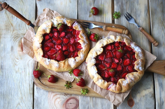 Gezond zomers dessert met aardbeien