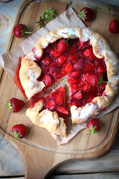 Gezond zomers dessert met aardbeien