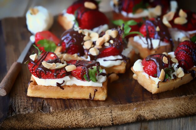 Gezond zomers dessert Wafels met verse aardbeien