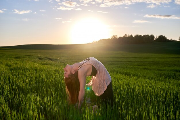 Gezonde actieve levensstijl. Mooie vrouw het beoefenen van yoga.