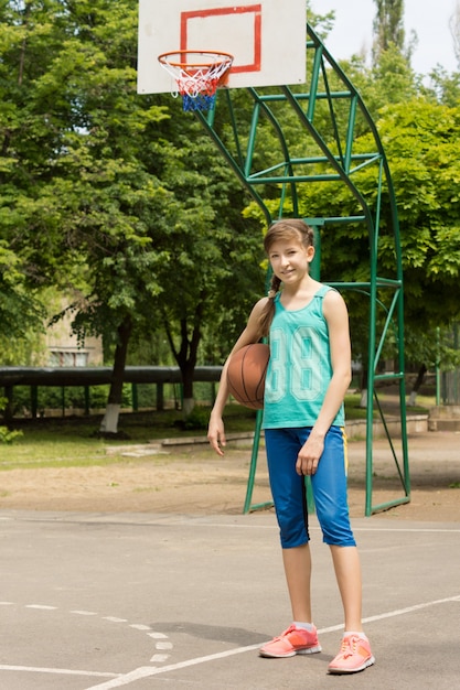 Gezonde actieve tiener op een basketbalveld