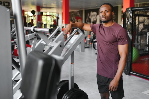 gezonde afro-amerikaanse man rust na training