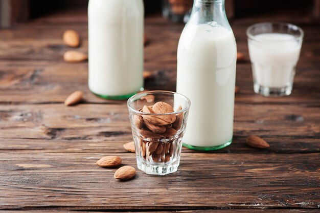 Foto gezonde amandelmelk op de houten tafel