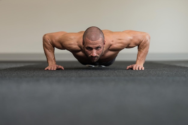 Gezonde atleet die push-ups doet als onderdeel van bodybuilding-training