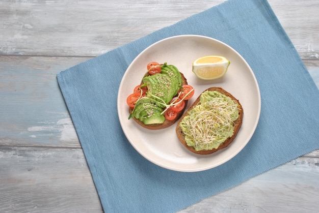 Gezonde avocadosandwich, donker brood. Pittige roggetoost