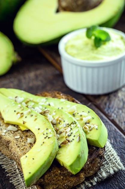 Gezonde avocadotoost met roggebrood