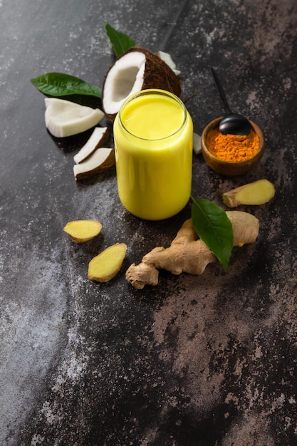 Gezonde ayurvedische drank gouden kokosmelk met kurkumapoeder gember Copy space