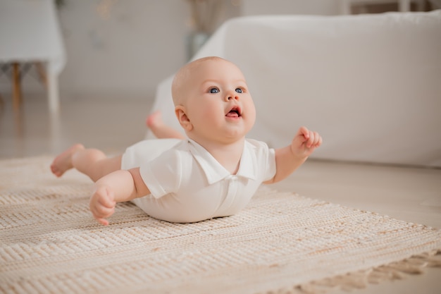 Gezonde baby ligt op de vloer van het huis. milieuvriendelijke materialen voor thuis.