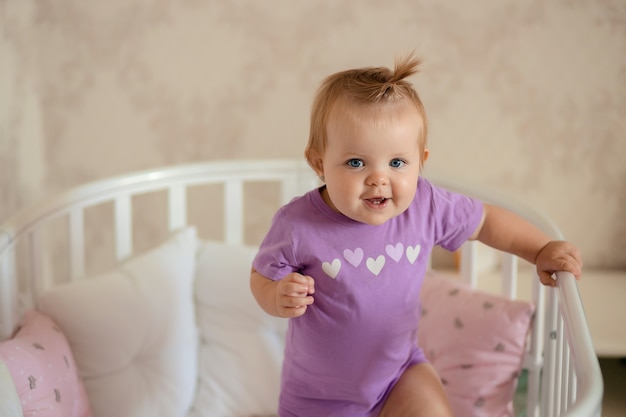 gezonde baby speelt en lacht in een wieg