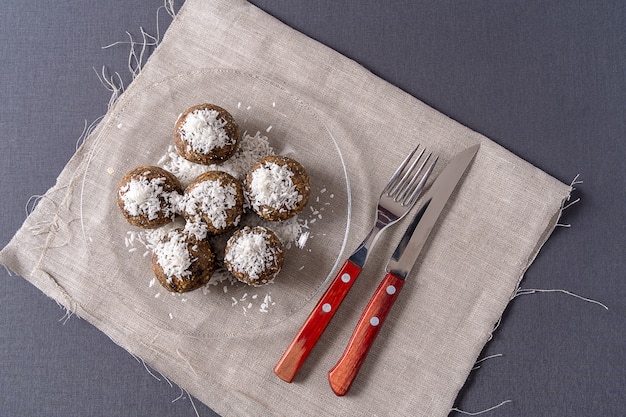 Gezonde ballen van biologische energie gemaakt met dadels, gedroogde pruimen, rozijnen, pinda&#39;s, met kokosschaafsel