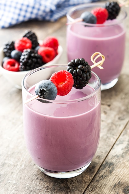 Gezonde bes smoothie in glas op houten tafel