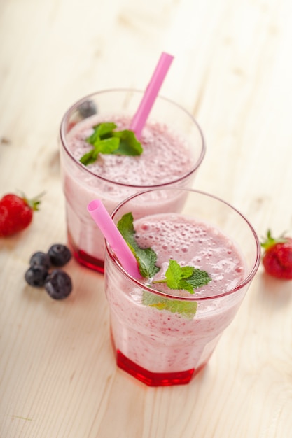 Gezonde bessen smoothie in glas