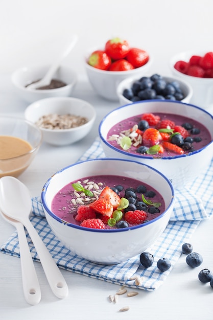 Gezonde bessen smoothie kom met aardbei bosbessen framboos en chiazaad